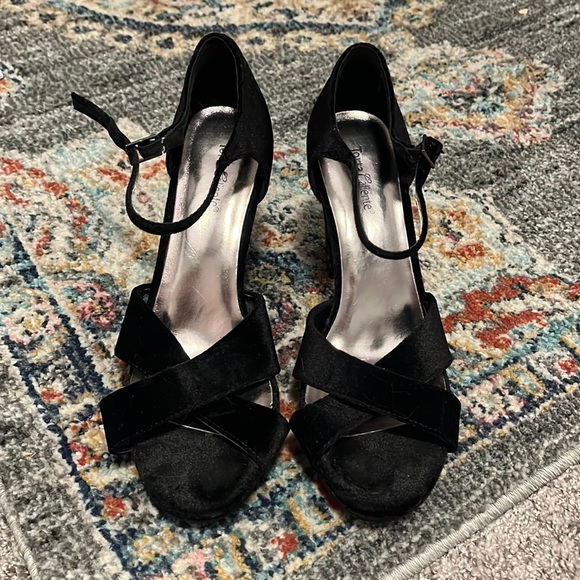 torta caliente Shoes - Torta Caliente Womens size 8 1/2 velvet Heels 🖤